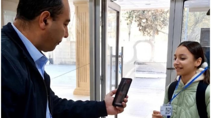 Bakı məktəbində YENİLİK: Valideynlərin "WhatsApp" nömrəsinə bildiriş göndəriləcək