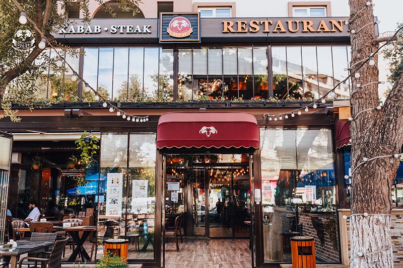 Qoç əti restoranı: kabab, təndir və milli dadların ünvanı